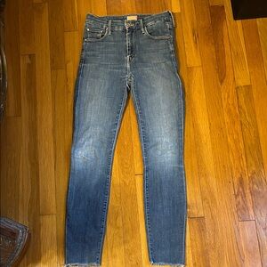 MOTHER LOOKER ANKLE FRAY JEANS “ GIRL CRUSH” SIZE 25. WELL WORN BUT STILL CUTE!